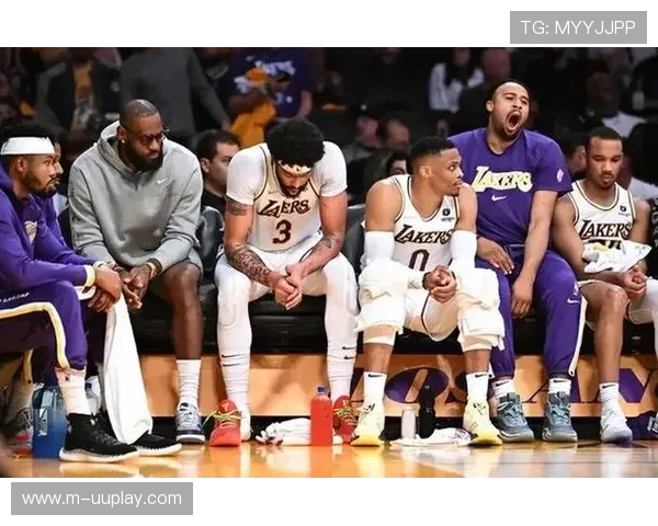 詹姆斯与克拉克球员通道拥抱，两代球星跨联盟互动